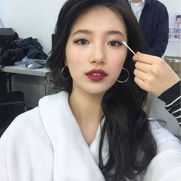 Suzy g&acirc;y sốt với loạt ảnh selfie trang điểm, khẳng định danh hiệu nữ thần - Ảnh 3.