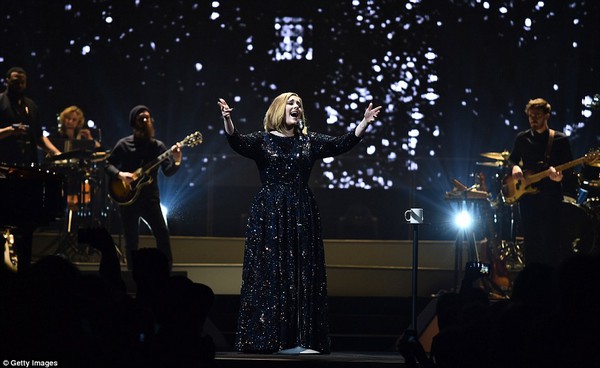 Adele bắt đầu đi tour, giúp fan cầu hôn ngay trong show đầu tiên - Ảnh 4.