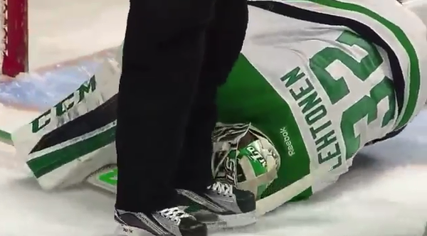 Bị vụt b&oacute;ng đ&uacute;ng chỗ hiểm, cầu thủ hockey đổ gục tr&ecirc;n s&acirc;n - Ảnh 4.