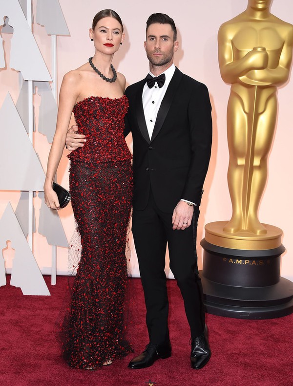 Xu&yacute;t xoa với loạt khoảnh khắc thời trang đẹp như mơ của Adam Levine & Behati Prinsloo - Ảnh 4.