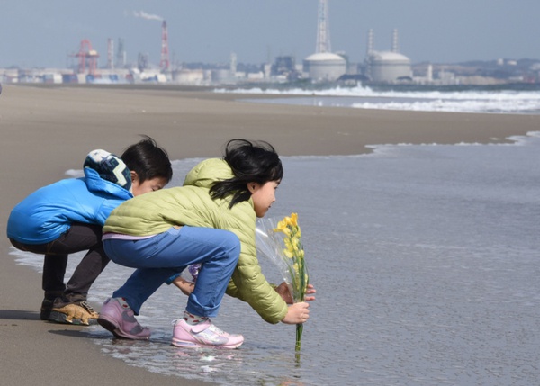 Người dân Nhật Bản cùng nắm tay tưởng niệm các nạn nhân thảm họa động đất sóng thần - Ảnh 3.