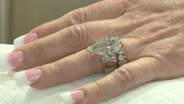 Cặp vợ chồng bới hơn 7 tấn rác để tìm nhẫn kim cương 10 tỷ đồng - Ảnh 4.
