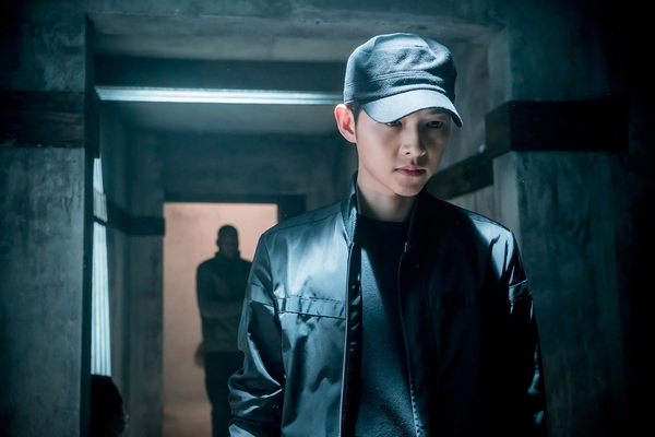 Big Boss Song Joong Ki mặc cây đen trông còn soái ca hơn cả khi mặc sơmi trắng - Ảnh 4.