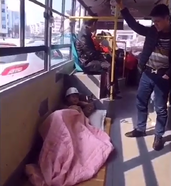 Hết hồn với những hành khách tự nhiên còn hơn ở nhà trên nhiều tuyến xe buýt tại Trung Quốc - Ảnh 3.