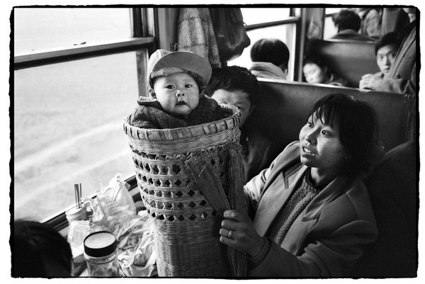 Chùm ảnh: Cuộc sống muôn màu trong bộ ảnh đen trắng trên những chuyến tàu xưa - Ảnh 5.
