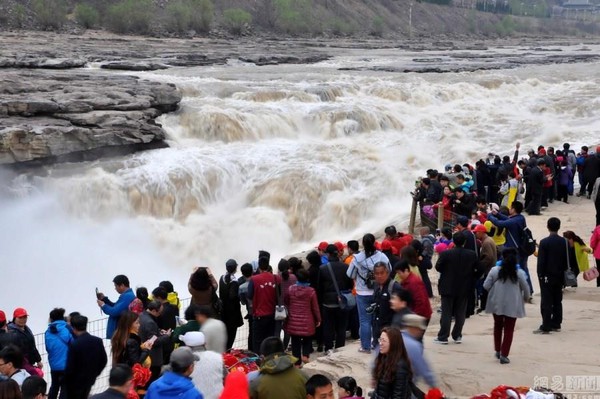 Đ&acirc;y ch&iacute;nh l&agrave; cảnh tượng ở n&uacute;i Th&aacute;i Sơn v&agrave; Vạn L&yacute; Trường Th&agrave;nh cuối tuần qua - Ảnh 5.