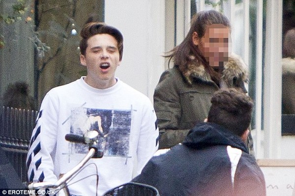 Brooklyn Beckham vô tư ôm ấp bạn gái trên phố - Ảnh 1.