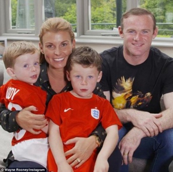 Rooney lần đầu khoe ảnh con trai mới chào đời - Ảnh 3.