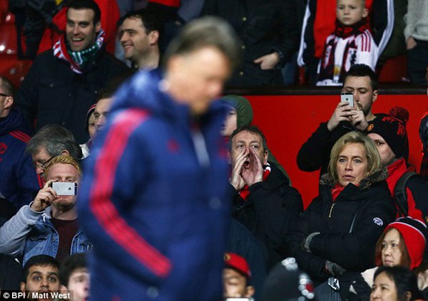 Giữa t&acirc;m b&atilde;o, Van Gaal thản nhi&ecirc;n bỏ về H&agrave; Lan, cho học tr&ograve; nghỉ tập 2 ng&agrave;y  - Ảnh 2.
