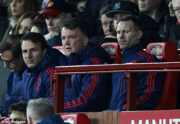 Giữa t&acirc;m b&atilde;o, Van Gaal thản nhi&ecirc;n bỏ về H&agrave; Lan, cho học tr&ograve; nghỉ tập 2 ng&agrave;y  - Ảnh 6.