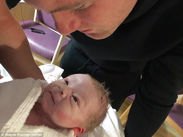 Rooney lần đầu khoe ảnh con trai mới chào đời - Ảnh 2.