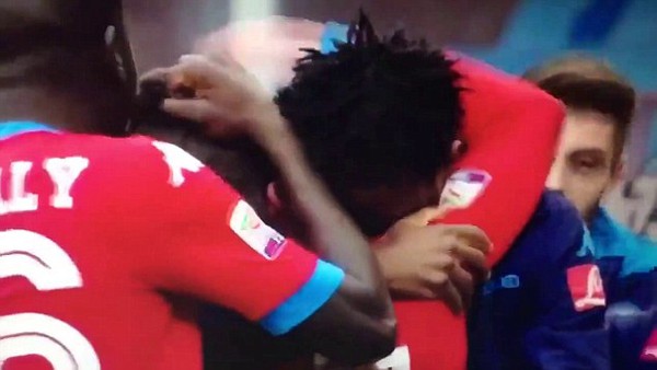 Cầu thủ Napoli ghi bàn dành tặng cho mẹ đồng đội mới mất - Ảnh 5.