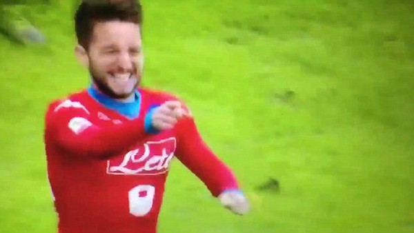 Cầu thủ Napoli ghi bàn dành tặng cho mẹ đồng đội mới mất - Ảnh 3.