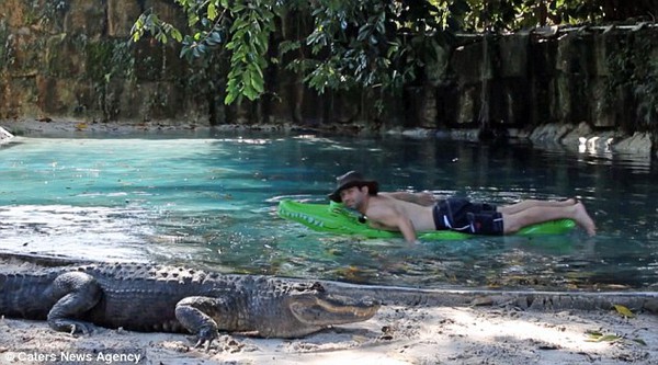 Thanh niên lầy của năm: Một mình ôm phao bơi trong hồ đầy cá sấu - Ảnh 4.