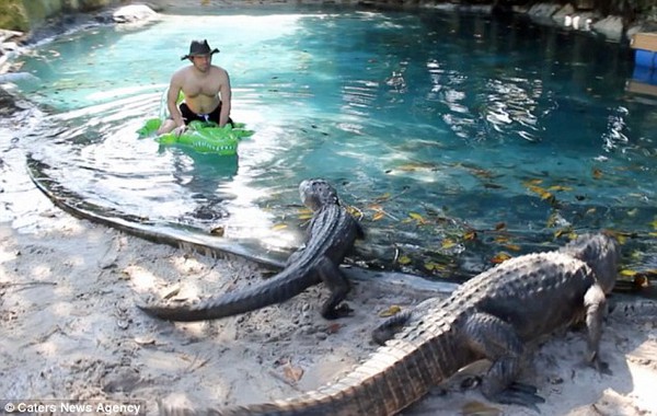 Thanh niên lầy của năm: Một mình ôm phao bơi trong hồ đầy cá sấu - Ảnh 5.