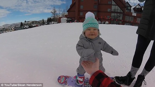 Lần đầu trượt tuyết, cô bé 1 tuổi đốn đổ trái tim hàng triệu người dùng mạng - Ảnh 2.