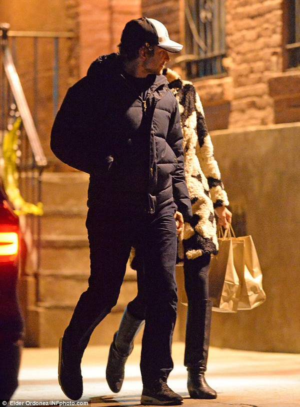Irina Shayk nắm tay Bradley Cooper đi dạo, gián tiếp bác tin đồn chia tay - Ảnh 1.