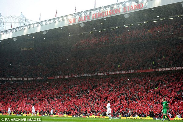 Man Utd đ&oacute;ng cửa kh&aacute;n đ&agrave;i Sir Alex Ferguson v&igrave; CĐV coi thường Europa League - Ảnh 3.