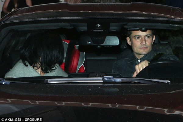 Katy Perry và Orlando Bloom nắm tay hẹn hò đi ăn tối - Ảnh 1.