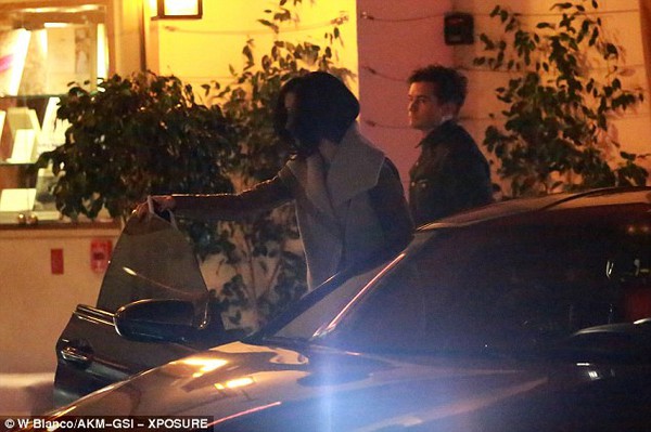 Katy Perry và Orlando Bloom nắm tay hẹn hò đi ăn tối - Ảnh 2.
