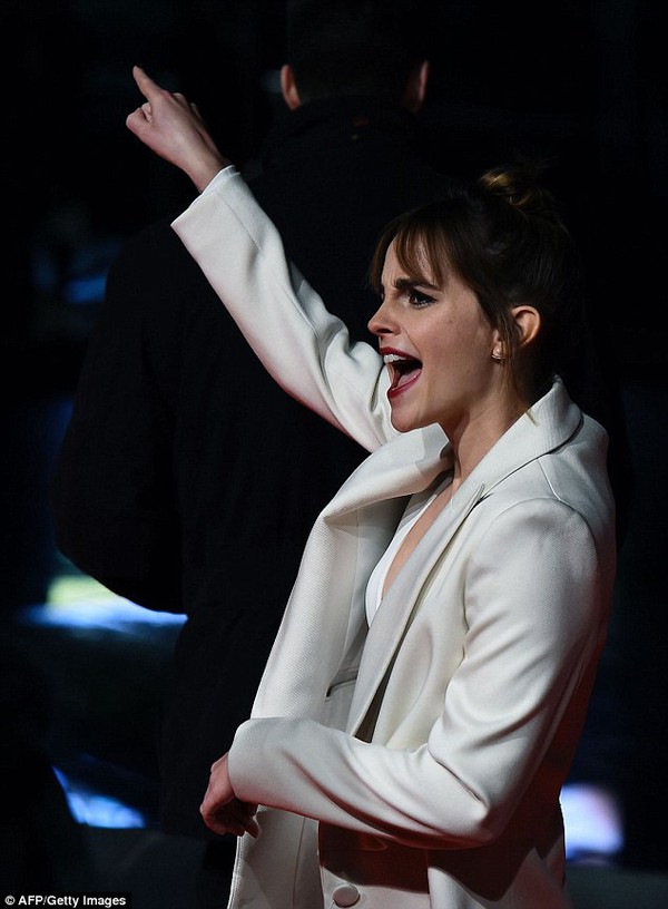Emma Watson diện váy trễ nải khoe vòng 1 gợi cảm trên thảm đỏ - Ảnh 5.