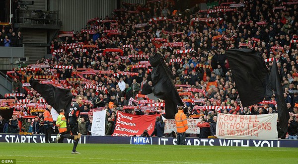 Liverpool tăng giá vé, fan bỏ dở trận đấu giữa chừng đi biểu tình - Ảnh 7.