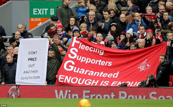 Liverpool tăng giá vé, fan bỏ dở trận đấu giữa chừng đi biểu tình - Ảnh 5.