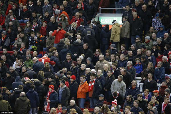 Liverpool tăng gi&aacute; v&eacute;, fan bỏ dở trận đấu giữa chừng đi biểu t&igrave;nh - Ảnh 1.
