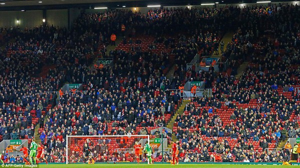 Liverpool tăng giá vé, fan bỏ dở trận đấu giữa chừng đi biểu tình - Ảnh 2.