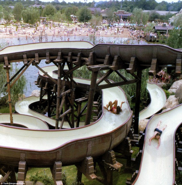 Hình ảnh ghê rợn bên trong công viên nước bỏ hoang 15 năm của Disney - Ảnh 27.