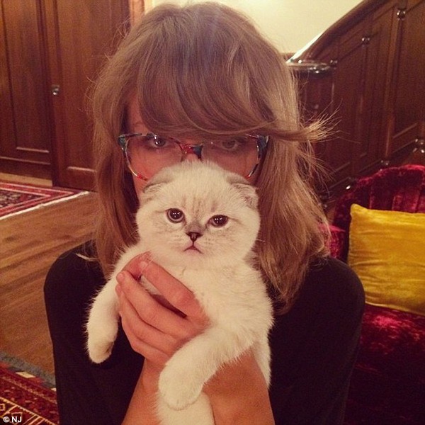 Bị nước văng vào, Taylor Swift liếm tay như mèo tại Grammy 2016 - Ảnh 4.