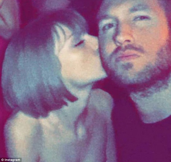 Taylor Swift xinh đẹp lộng lẫy khi l&agrave;m ph&ugrave; d&acirc;u trong đ&aacute;m cưới bạn th&acirc;n - Ảnh 8.