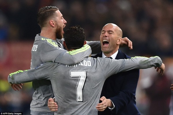 Ronaldo lập siêu phẩm giúp Real Madrid đặt một chân vào tứ kết Champions League - Ảnh 3.