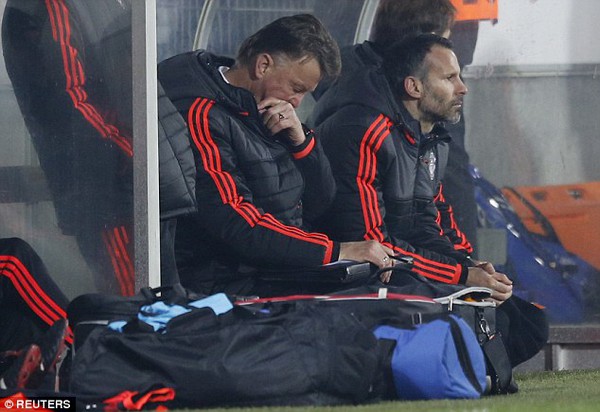 Man Utd bại trận, Van Gaal đổ lỗi cho... định luật b&aacute;nh bơ - Ảnh 2.