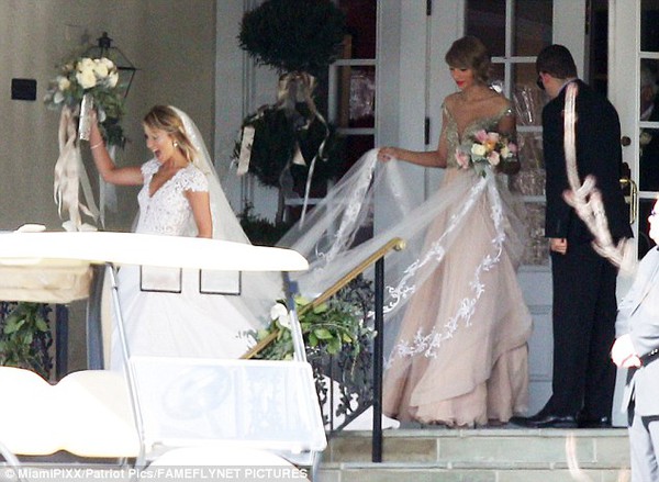 Taylor Swift xinh đẹp lộng lẫy khi l&agrave;m ph&ugrave; d&acirc;u trong đ&aacute;m cưới bạn th&acirc;n - Ảnh 2.