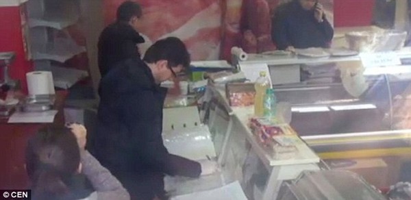 Romania: Thu giữ 5 tấn thịt đ&ocirc;ng lạnh được t&iacute;ch trữ từ 35 năm trước - Ảnh 4.