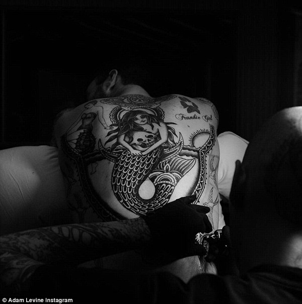 Adam Levine khoe hình xăm mỹ nhân ngư hoành tráng trên lưng - Ảnh 2.