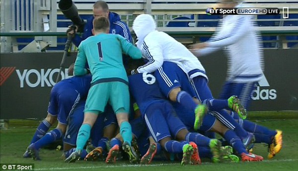 Pha đ&aacute; phạt đền ma gi&uacute;p đội trẻ Chelsea lọt v&agrave;o tứ kết Champions League - Ảnh 3.