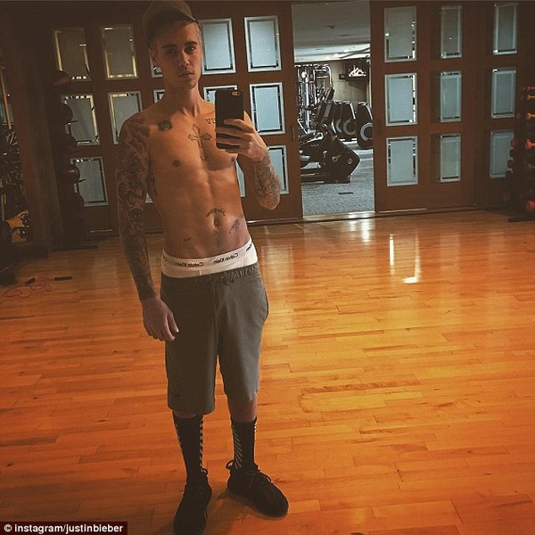 Justin Bieber chụp ảnh cực gợi cảm b&ecirc;n biển - Ảnh 2.