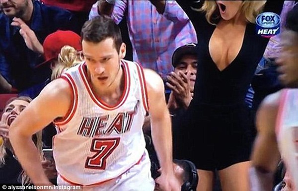 Ăn mừng cực sexy, fan nữ của Miami Heat bỗng chốc nổi như cồn trên mạng - Ảnh 2.