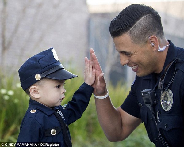 Đổ gục trước chàng cảnh sát đẹp trai chụp ảnh cùng bé trai người Mỹ gốc Việt - Ảnh 2.