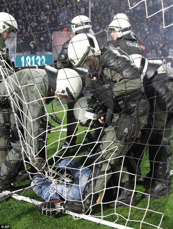 Đội nh&agrave; mất phạt đền, CĐV lao xuống s&acirc;n ẩu đả - Ảnh 2.