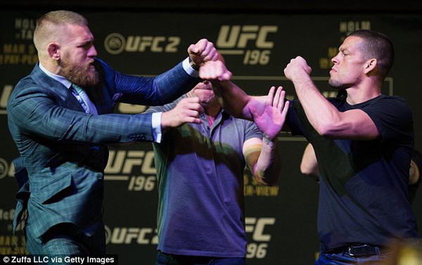 Bị khiêu khích, ngôi sao MMA Conor McGregor đấm trả đối thủ Nate Diaz - Ảnh 4.