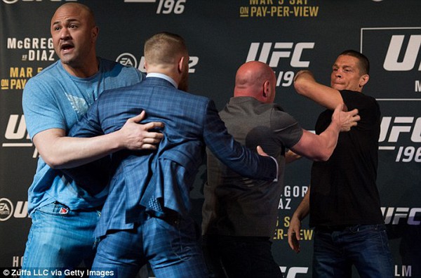 Bị khiêu khích, ngôi sao MMA Conor McGregor đấm trả đối thủ Nate Diaz - Ảnh 5.