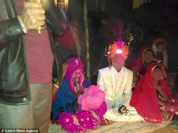 Ấn Độ: Đám cưới của cô dâu 2 tuổi gây shock - Ảnh 3.