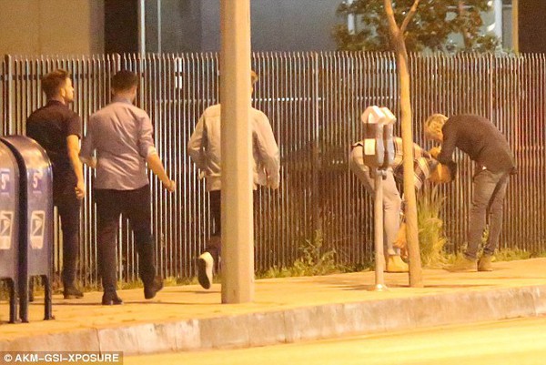 Niall (One Direction) bị bắt gặp đi vệ sinh giữa đường - Ảnh 7.