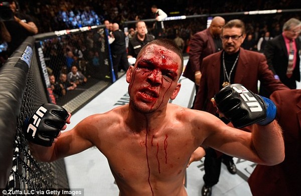 Mặt đầm đìa máu, Nate Diaz vẫn hạ knock-out gã điên McGregor - Ảnh 7.