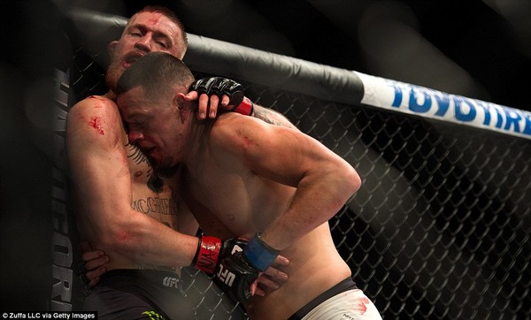 Mặt đầm đìa máu, Nate Diaz vẫn hạ knock-out gã điên McGregor - Ảnh 4.