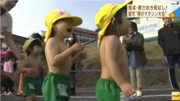 Video cha mẹ Nhật cho con nhỏ cởi trần chạy dưới trời lạnh 4 độ C gây sửng sốt - Ảnh 5.