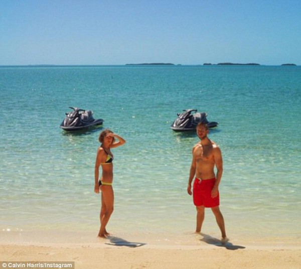 Taylor Swift khoe ảnh mặc bikini, hôn Calvin Harris trên biển - Ảnh 6.